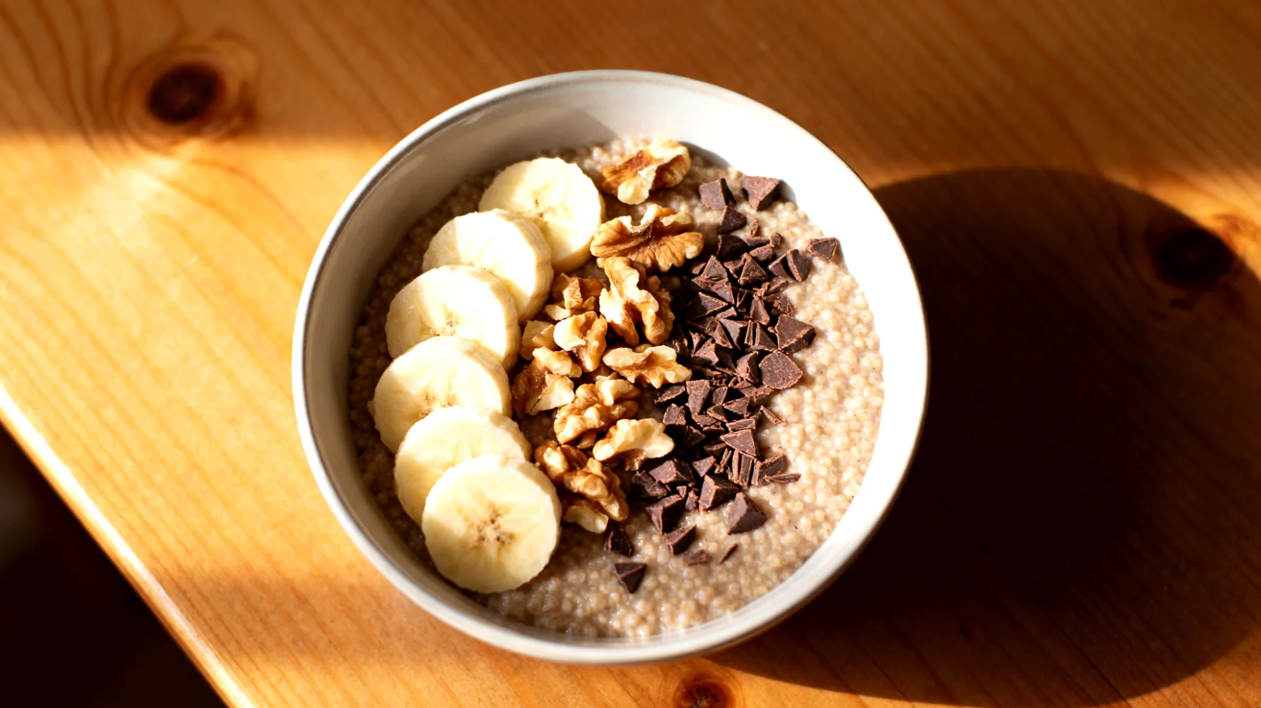 Amaranth-Bananen-Porridge mit Walnüssen und Kakao-Nibs"